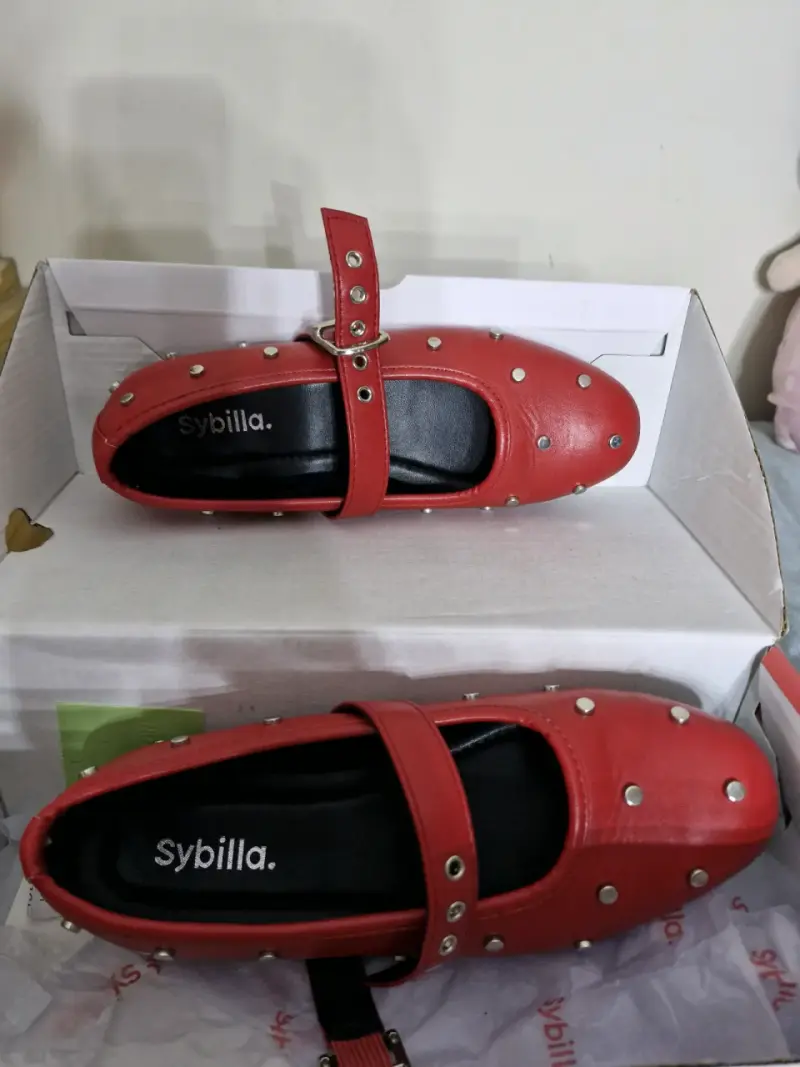 Zapatos rojos Sybilla con tachas