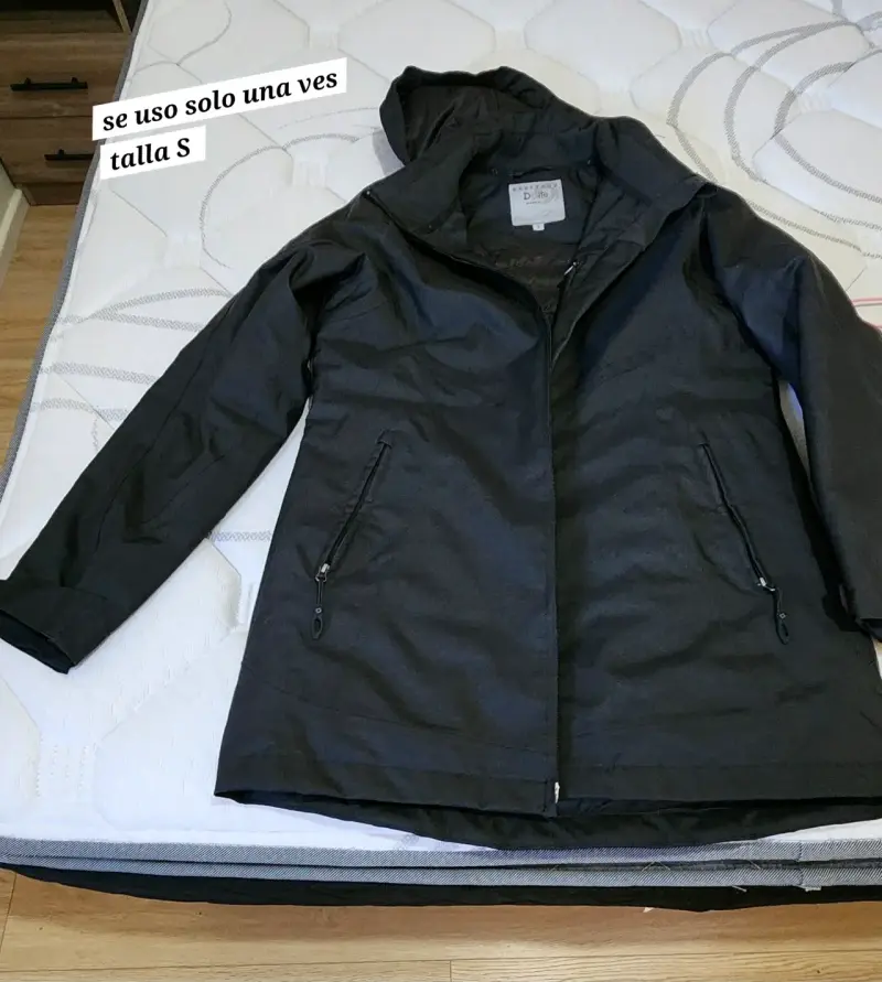 Chaqueta negra con capucha