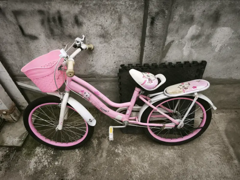 Bicicleta infantil rosa con canastilla