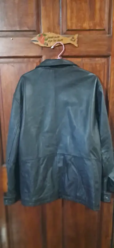 Chaqueta de cuero negra - miniatura 2