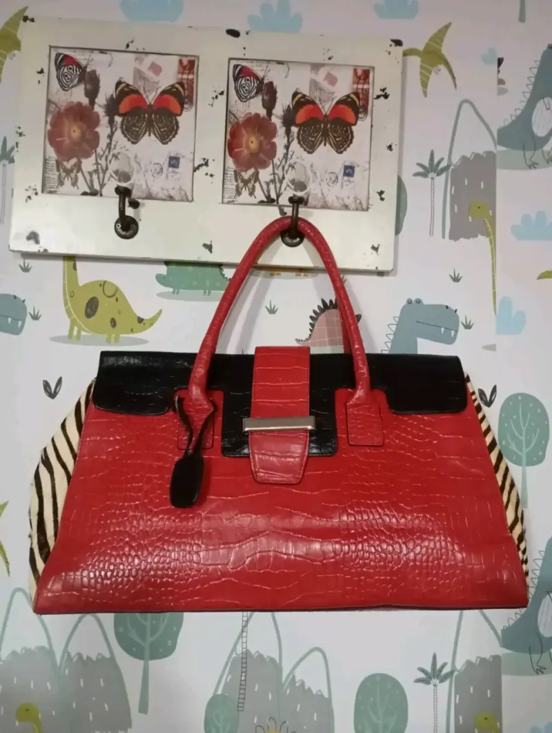 Cartera roja de cuero sintético - 1