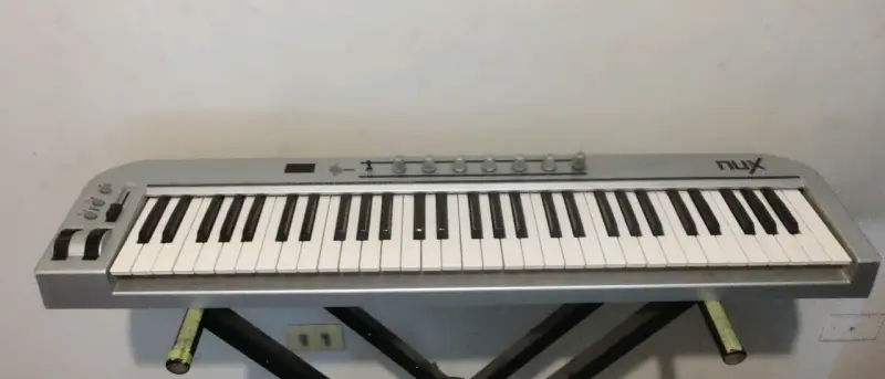 Controlador MIDI Nux 61 teclas - 1