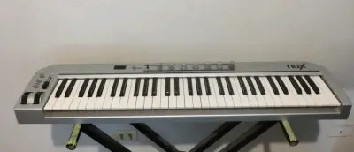 Controlador MIDI Nux 61 teclas - miniatura 1