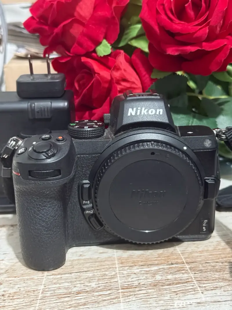 Cámara Nikon Z5 con accesorios - 1