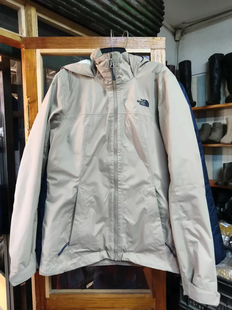 Chaqueta beige impermeable - 1