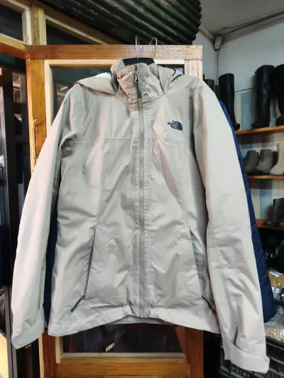 Chaqueta beige impermeable - miniatura 1