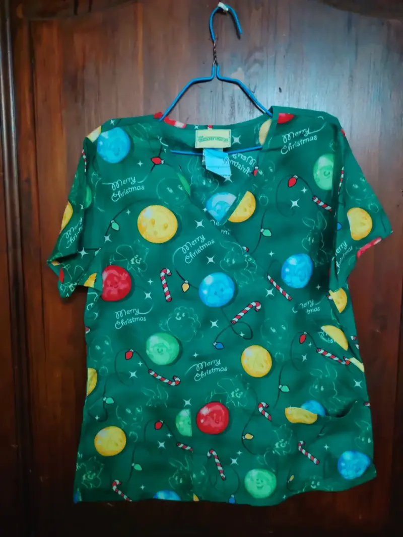 Blusa navideña verde estampada