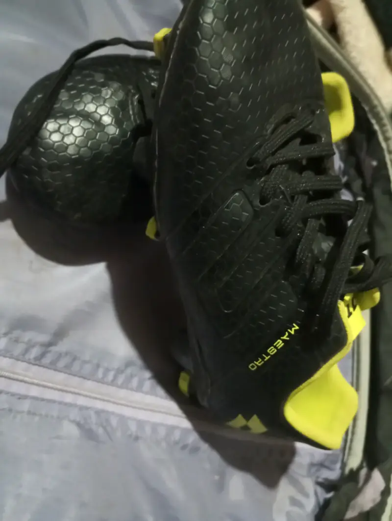 Zapatos de fútbol negros y amarillos