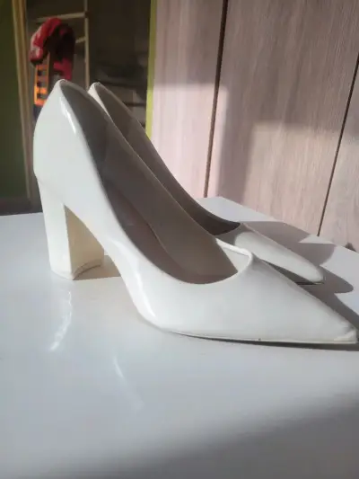 Zapatos de tacón blancos - miniatura 2