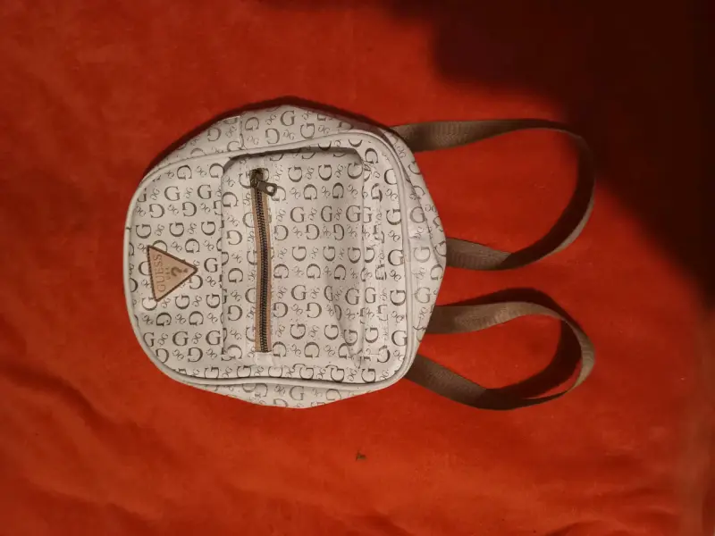 Mochila Guess estampada blanca