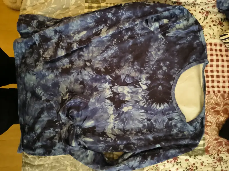 Polerón tie-dye azul y blanco