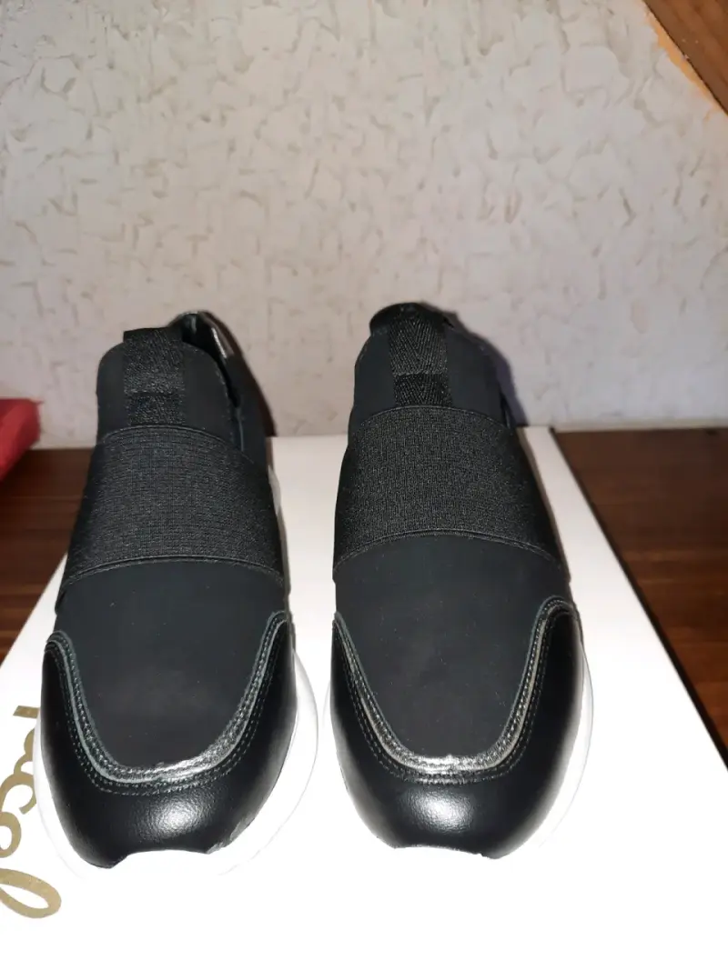 Zapatillas negras deportivas - 1
