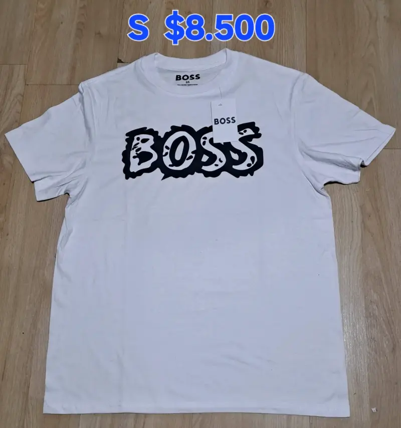 Polera blanca Boss con diseño