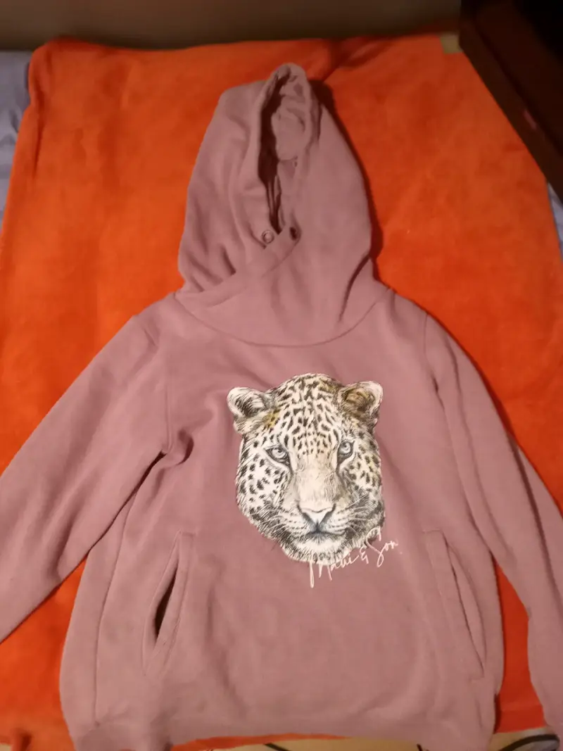 Polerón rosado con capucha