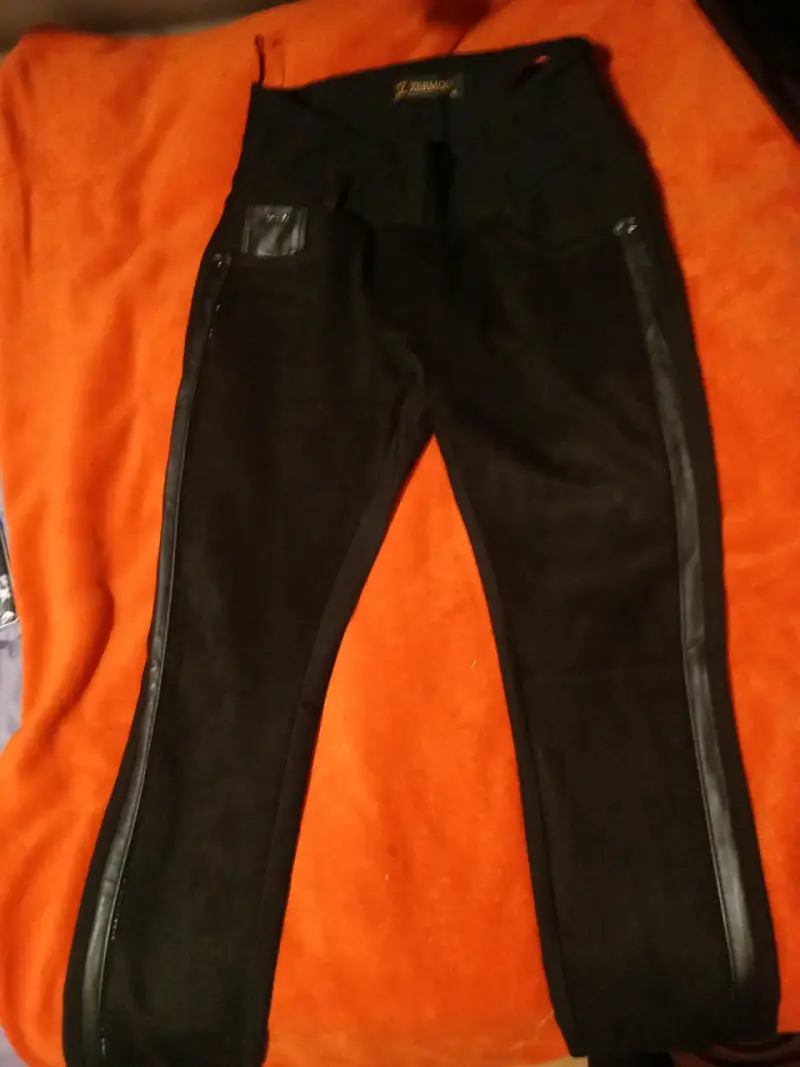 Pantalones negros con detalles - 1