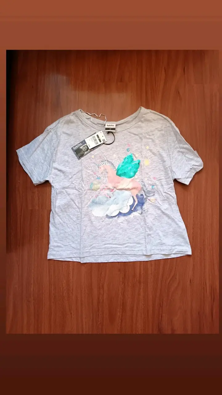 Polera gris con diseño unicornio