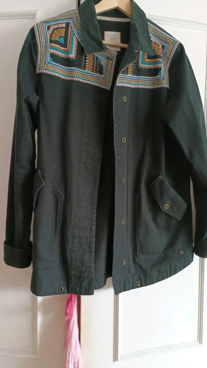 Chaqueta negra con bordado artesanal - 1