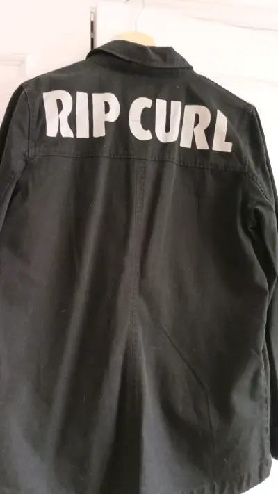 Chaqueta negra con bordado artesanal - miniatura 2