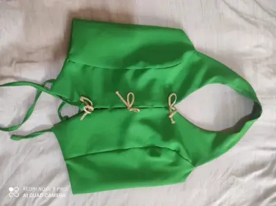 Chaleco verde con lazos dorados - miniatura 1