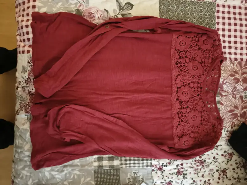 Blusa roja de encaje