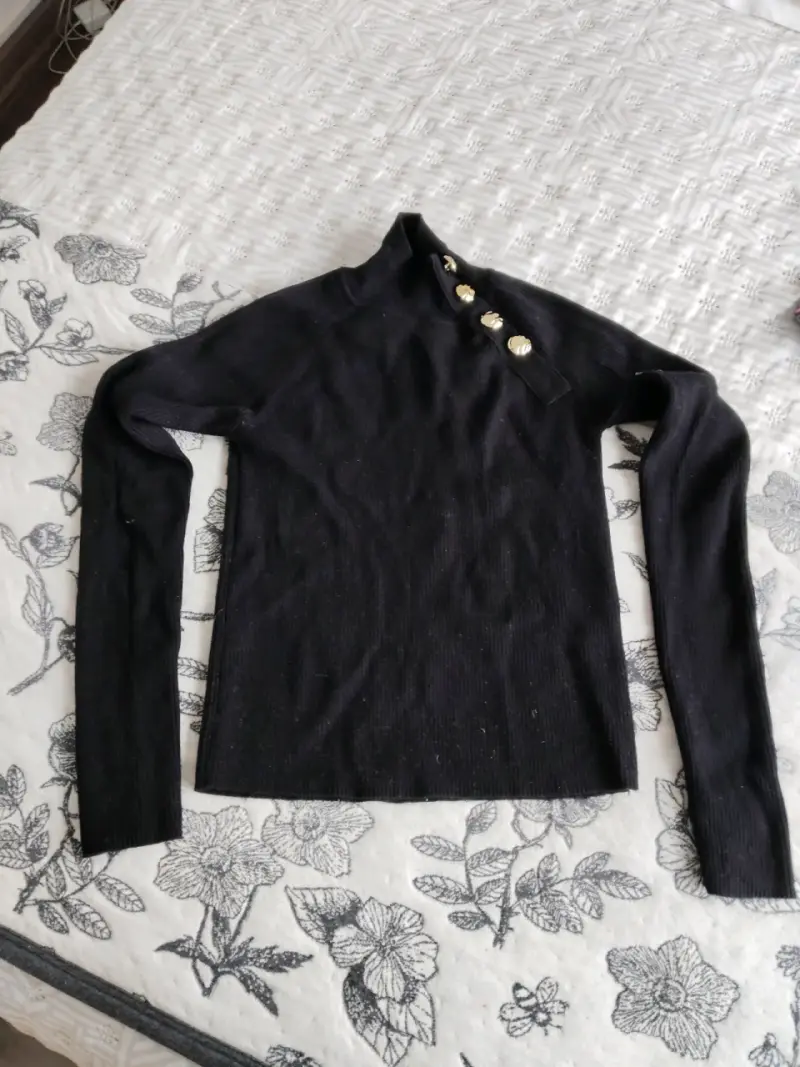 Sweter  negro con botones dorados - 2