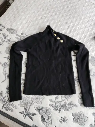 Sweter  negro con botones dorados - miniatura 2
