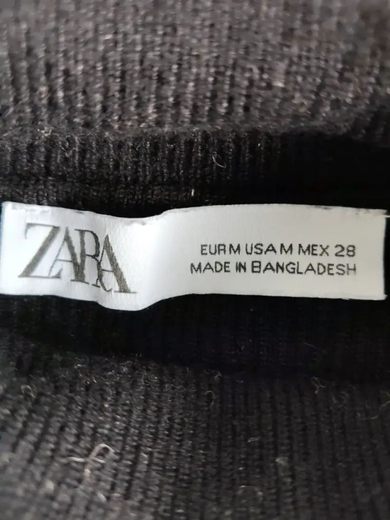 Sweter  negro con botones dorados - 3