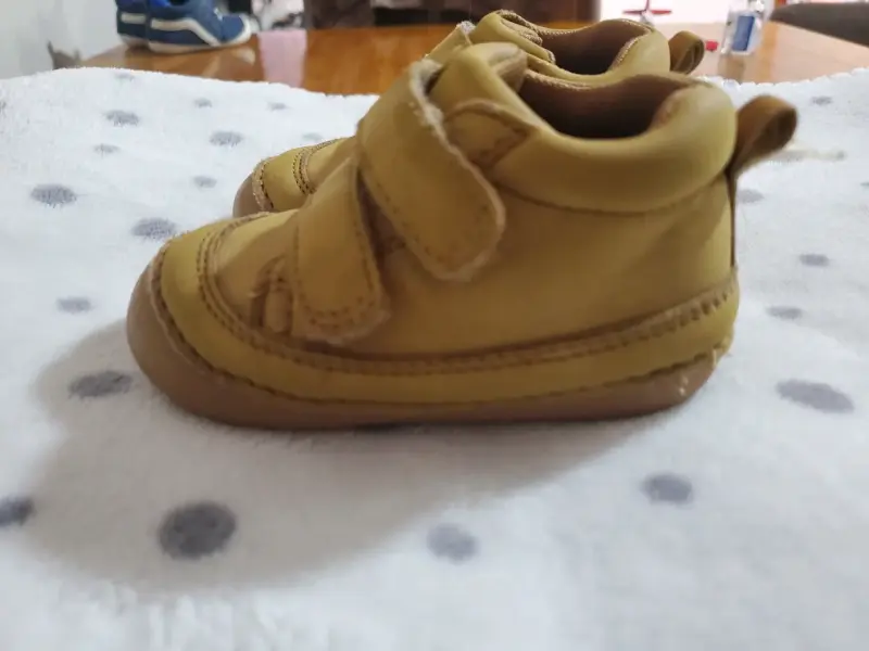 Zapatos amarillos de niño - 2