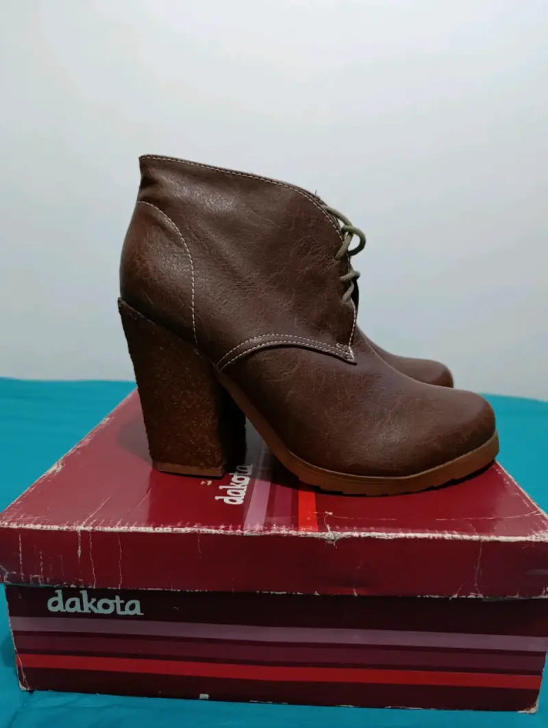 Botines de cuero café con tacón - 2