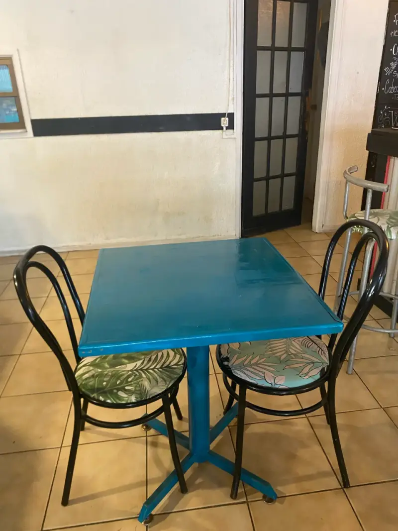 Mesa azul con dos sillas