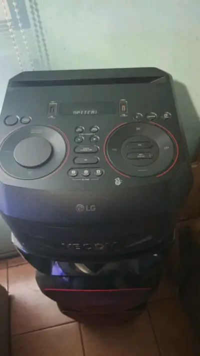 Parlante LG con control DJ - miniatura 1