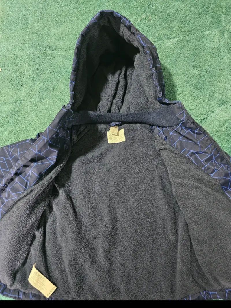 Chaqueta impermeable azul con capucha - 2