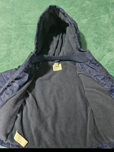 Chaqueta impermeable azul con capucha - miniatura 2
