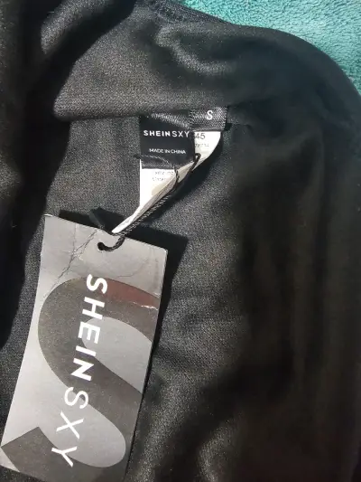 Vestido negro con brillos - miniatura 3