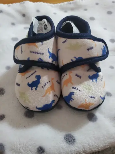 Pantuflas para bebé con dinosaurios - miniatura 1