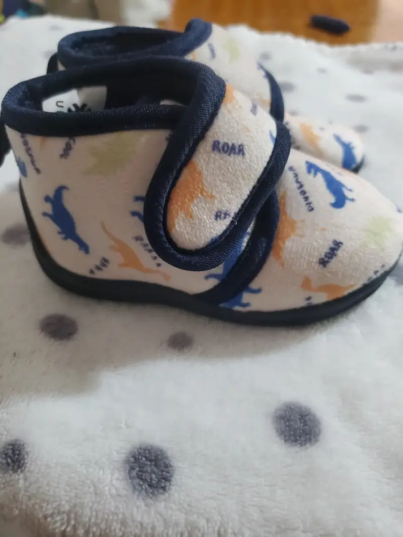 Pantuflas para bebé con dinosaurios - 2