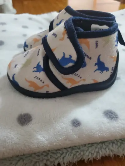 Pantuflas para bebé con dinosaurios - miniatura 4