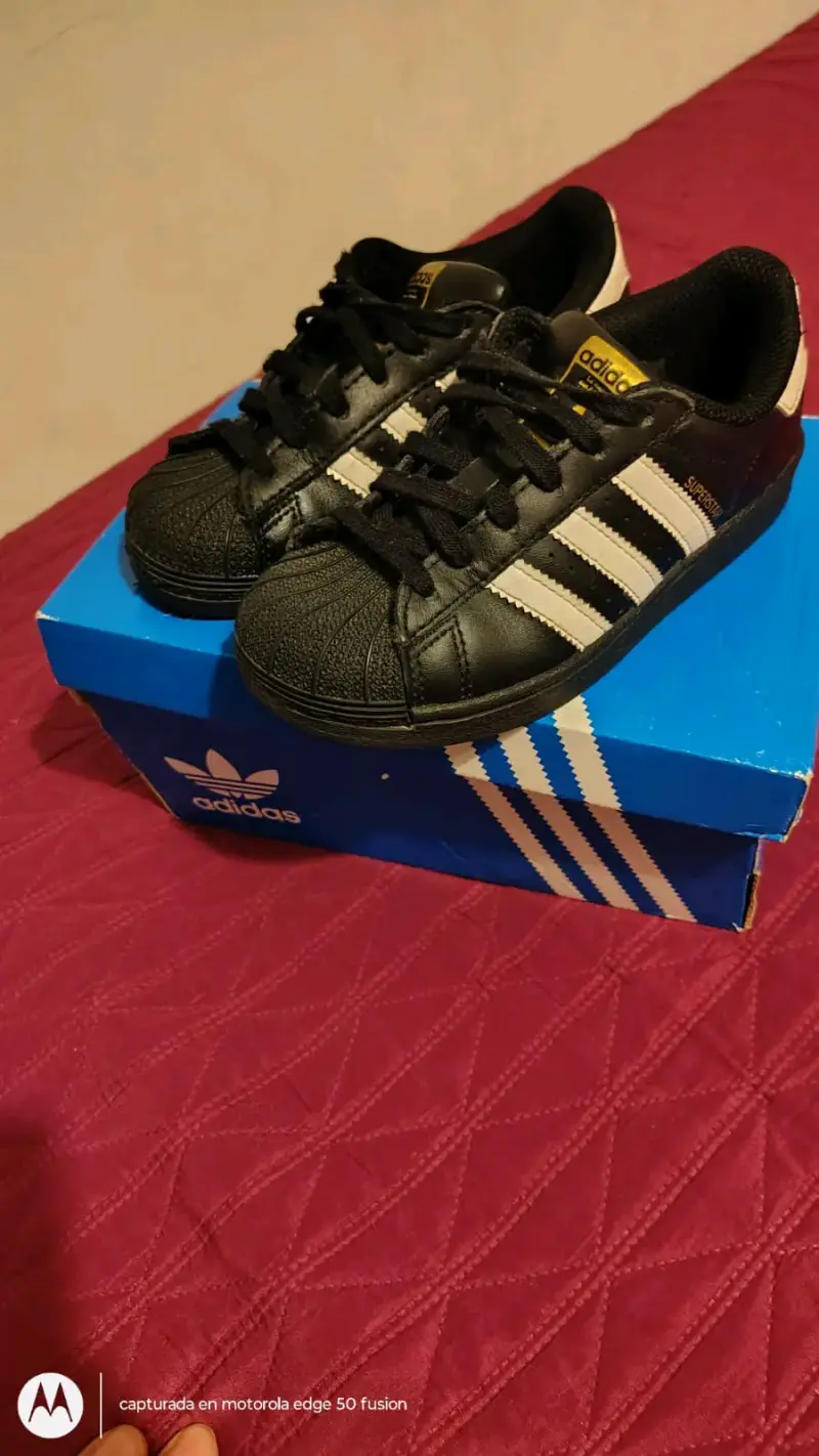 Zapatillas negras con franjas blancas - 1