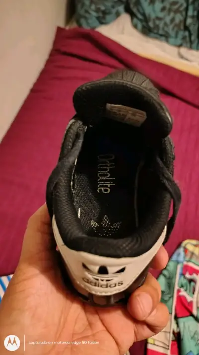 Zapatillas negras con franjas blancas - miniatura 2