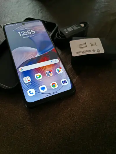 Smartphone Motorola con accesorios - miniatura 1