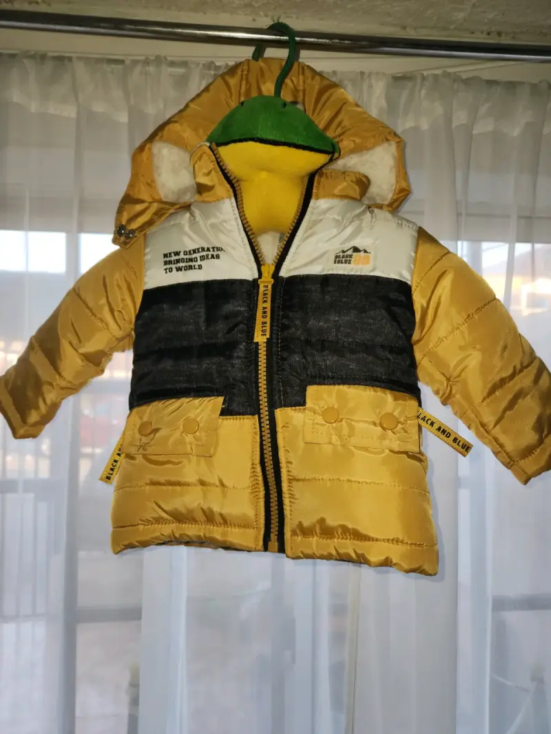 Chaqueta infantil amarilla con capucha - 1