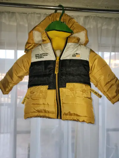 Chaqueta infantil amarilla con capucha - miniatura 1