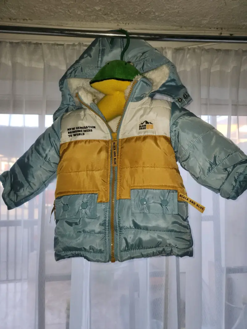 Chaqueta infantil amarilla con capucha - 2