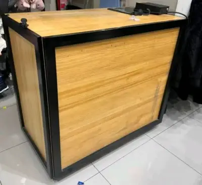 Mostrador madera con marco metálico - miniatura 1
