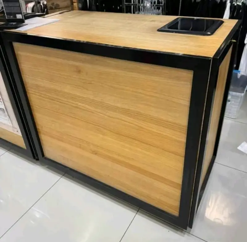 Mostrador madera con marco metálico - 3