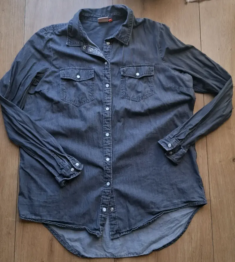 Camisa de mezclilla azul oscuro