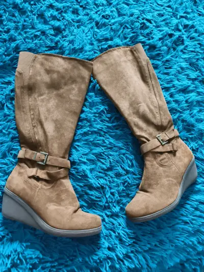 Botas camel con taco cuña - miniatura 1
