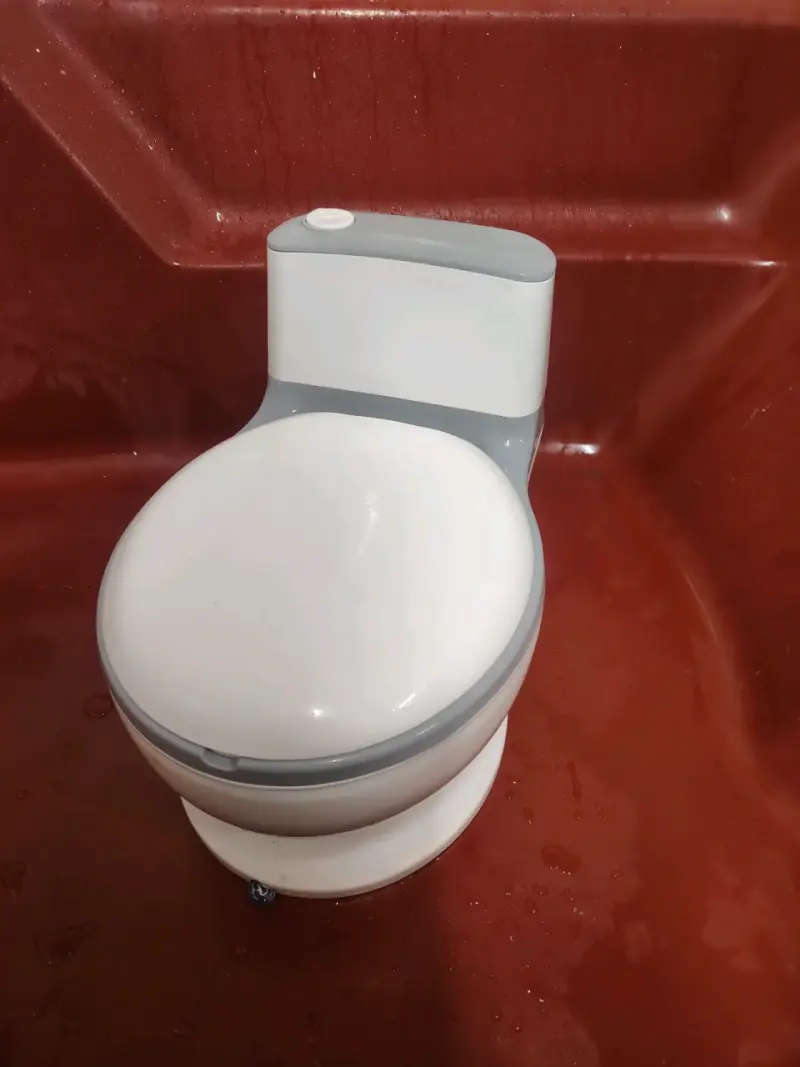 Baño infantil blanco y gris - 5