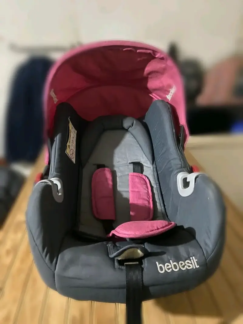 Silla de auto Bebesit gris y rosado - 1