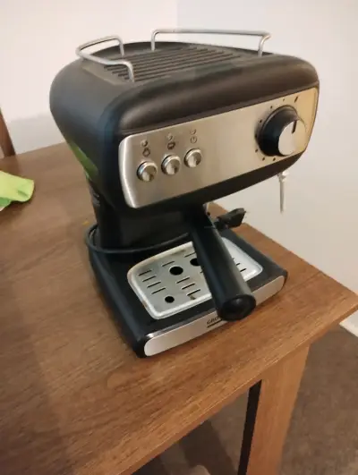Cafetera espresso automática negra - miniatura 1